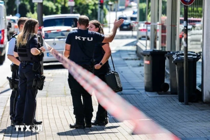 Detienen a presunto autor del atentado con cuchillo en el festival en Solingen, Alemania - ảnh 1