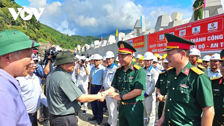  Premier inspecciona tierra ganada al mar y puerto de Lien Chieu en Da Nang - ảnh 1