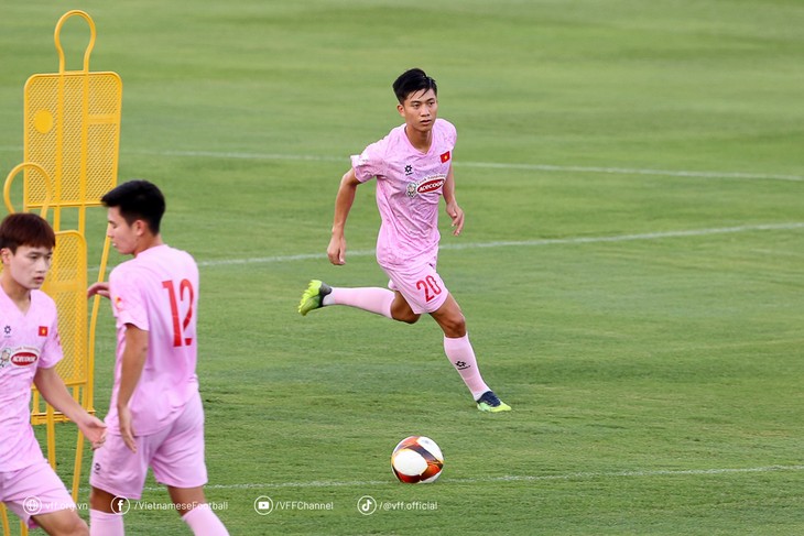 Selección de fútbol masculino de Vietnam se prepara para el partido con el equipo ruso en Copa LPBank - ảnh 1