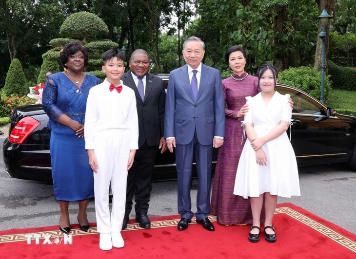 Líder vietnamita preside ceremonia de bienvenida a presidente de Mozambique - ảnh 1