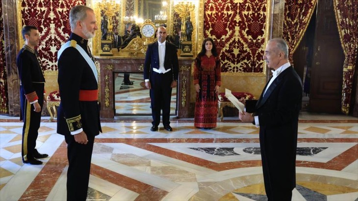 Felipe VI recibe credenciales del primer embajador de Palestina en España - ảnh 1