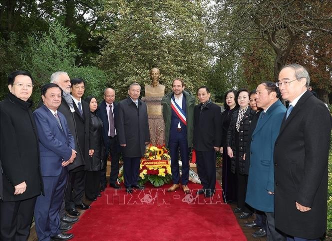 Líder vietnamita rinde homenaje al Presidente Ho Chi Minh en Montreuil - ảnh 1