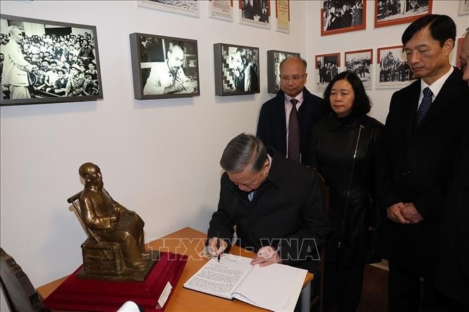 Líder vietnamita rinde homenaje al Presidente Ho Chi Minh en Montreuil - ảnh 2