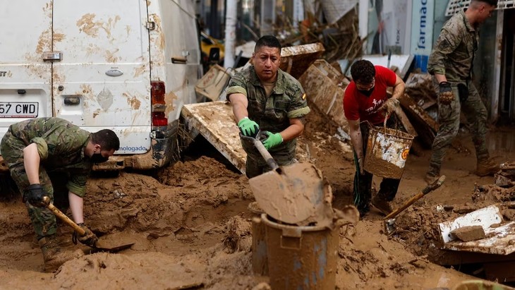 España envía otros 10.000 soldados y agentes de seguridad a la zona de la mortal inundación - ảnh 1