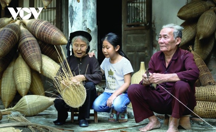 Desarrollan los oficios tradicionales en las aldeas de Hung Yen - ảnh 1