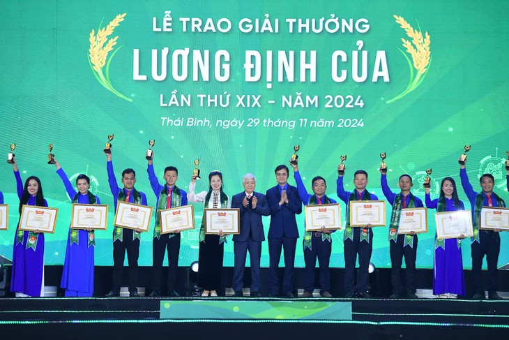 Honran a 36 jóvenes agricultores destacados con el premio Luong Dinh Cua - ảnh 2