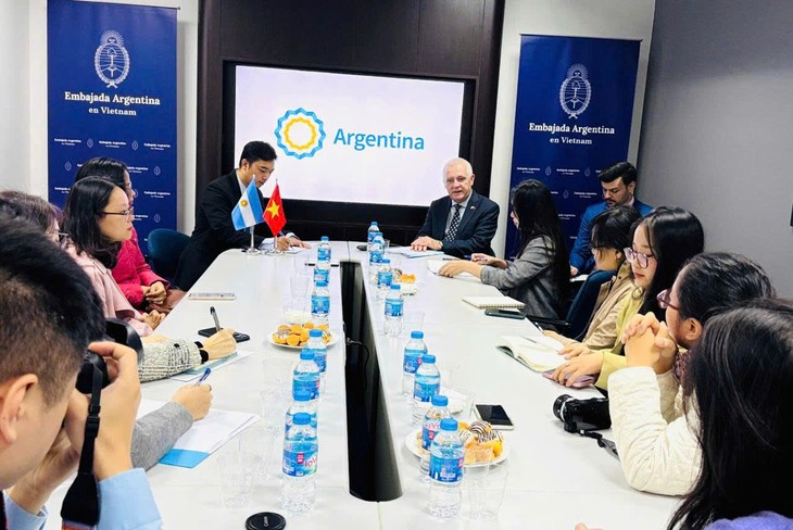 Embajador argentino expresa optimismo sobre futuro de las relaciones con Vietnam  - ảnh 1