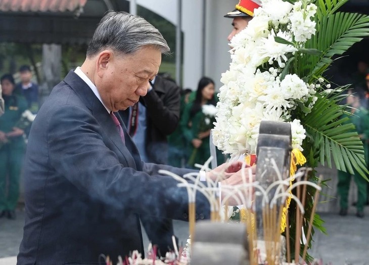 Líder del Partido tributa honores a figuras ejemplares del país  - ảnh 1