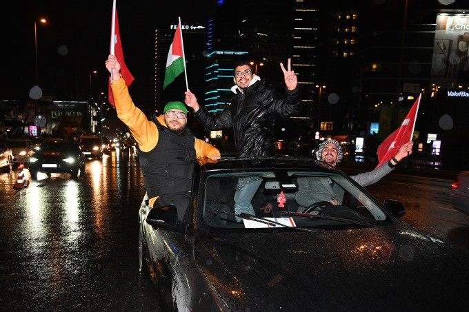 El mundo y los palestinos celebran el alto el fuego en Gaza  - ảnh 1