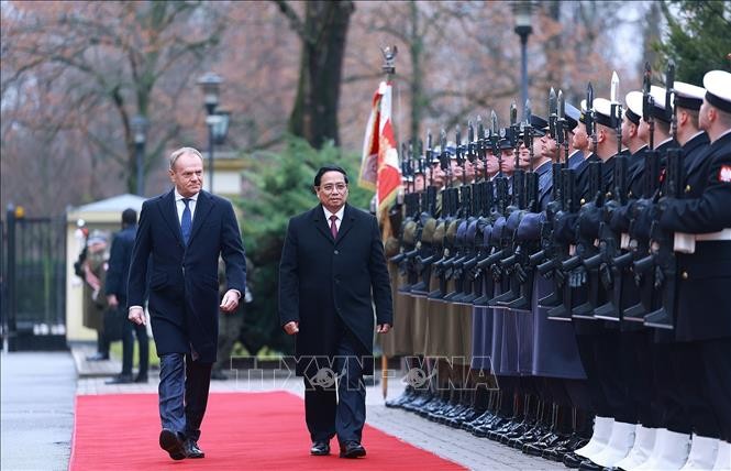 Efectúan ceremonia de bienvenida al primer ministro de Vietnam en Polonia - ảnh 1