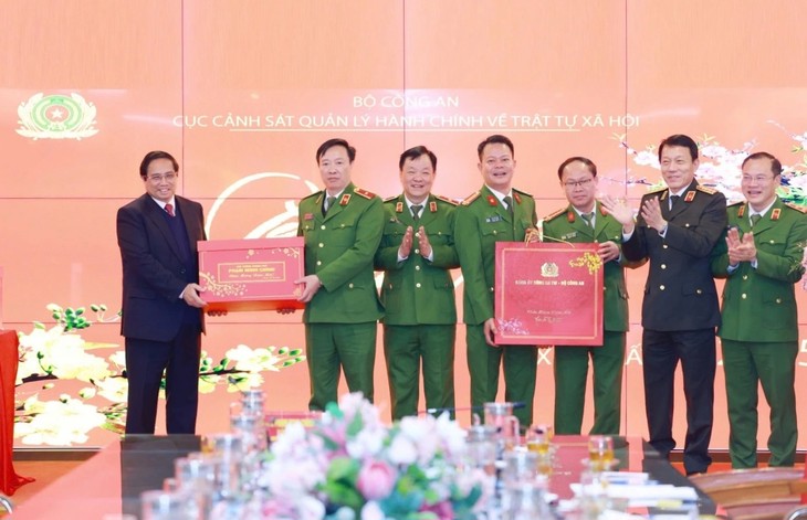 Premier Pham Minh Chinh felicita a unidades de seguridad pública y del ejército por el Tet  - ảnh 1