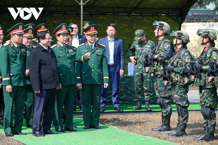 Premier Pham Minh Chinh felicita a unidades de seguridad pública y del ejército por el Tet  - ảnh 2