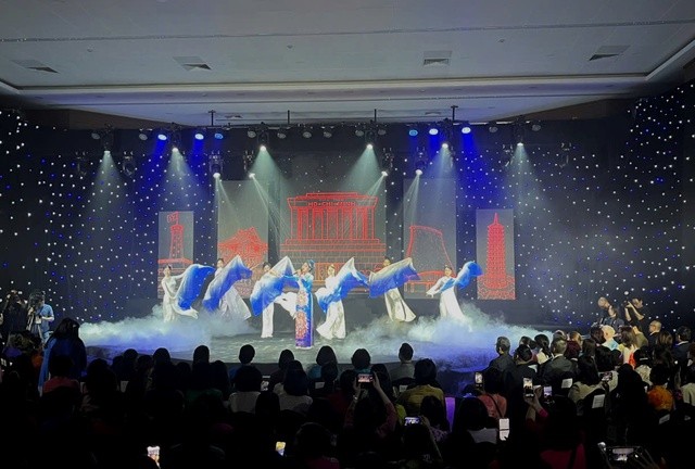 Ao dai presume su belleza y aspira a ser reconocido como Patrimonio Cultural de la Humanidad   - ảnh 1