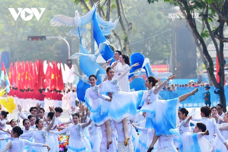 Gran ceremonia y desfile marcan los 50 años de la reunificación de Vietnam - ảnh 2