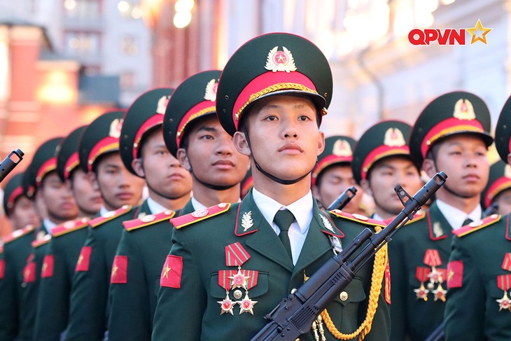 Soldados vietnamitas en el desfile del 9 de mayo, una muestra viva de la cooperación ruso-vietnamita en defensa - ảnh 2