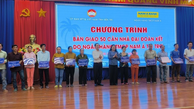 Entregan casas de solidaridad a familias necesitadas en Ben Tre - ảnh 1