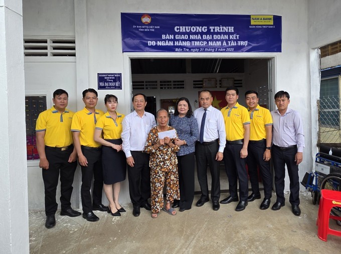 Entregan casas de solidaridad a familias necesitadas en Ben Tre - ảnh 2