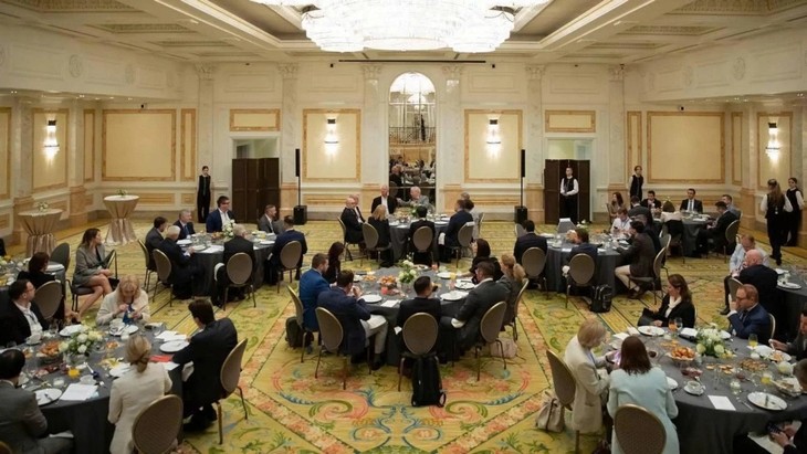 Rusia y Estados Unidos debaten temas prácticos de relaciones bilaterales en Foro de San Petersburgo - ảnh 1