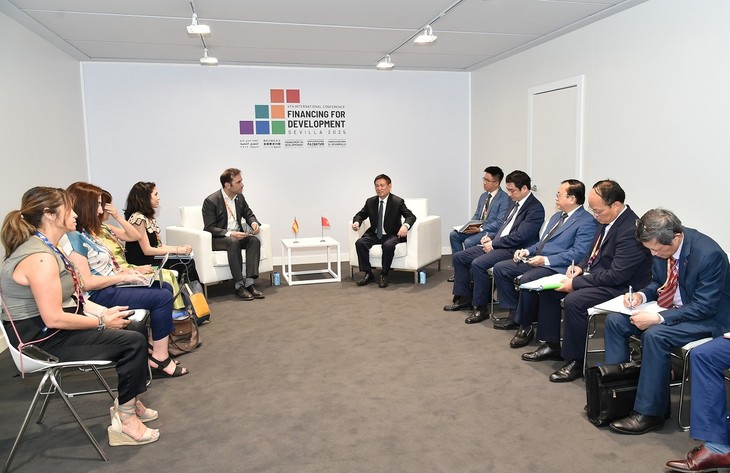 Viceprimer Ministro vietnamita se reúne con ministro de Economía, Comercio y Empresa de España  - ảnh 1