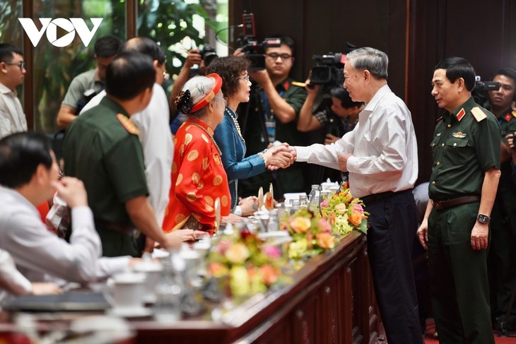 Resaltan significado de fechas patrias de Vietnam y sacrificios de las personas meritorias - ảnh 2