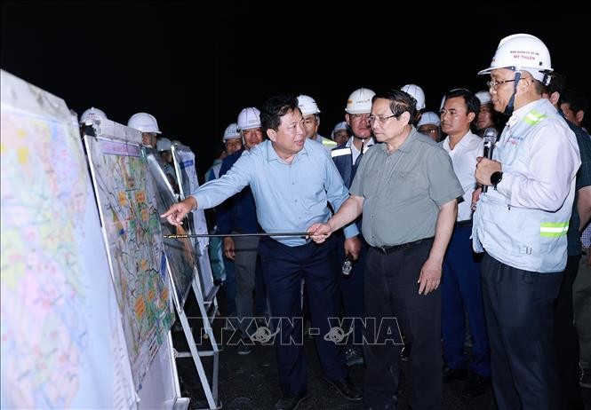 Primer Ministro inspecciona importante proyecto de infraestructura  - ảnh 1