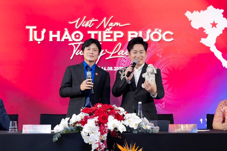 El talentoso y apasionado dúo Nguyen Van Chung - Tung Duong - ảnh 1