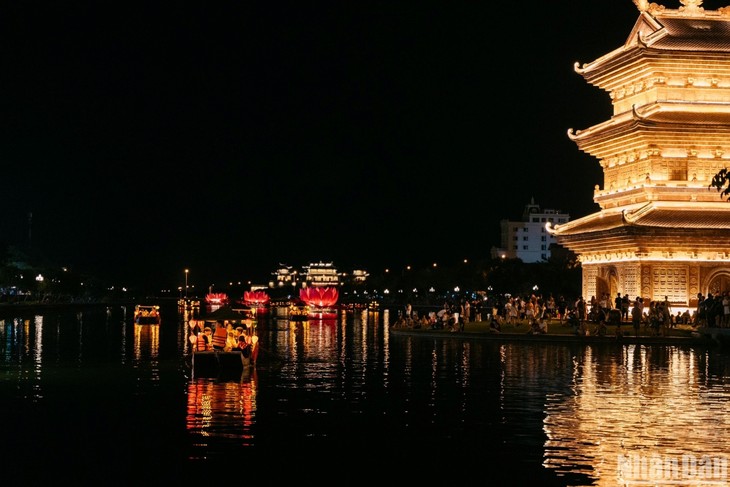 Casco viejo de Hoa Lu: la joya nocturna de Ninh Binh - ảnh 3