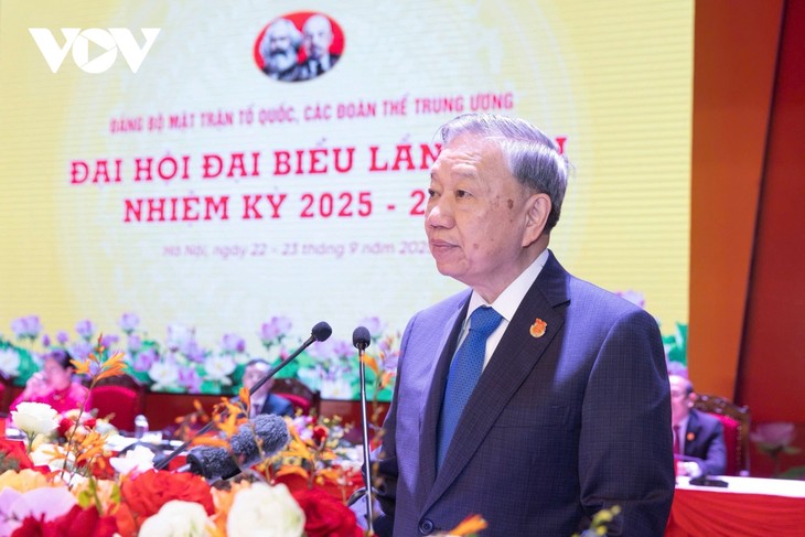 Líder partidista pide al Frente de la Patria de Vietnam impulsar la solidaridad religiosa y la unidad nacional  - ảnh 1