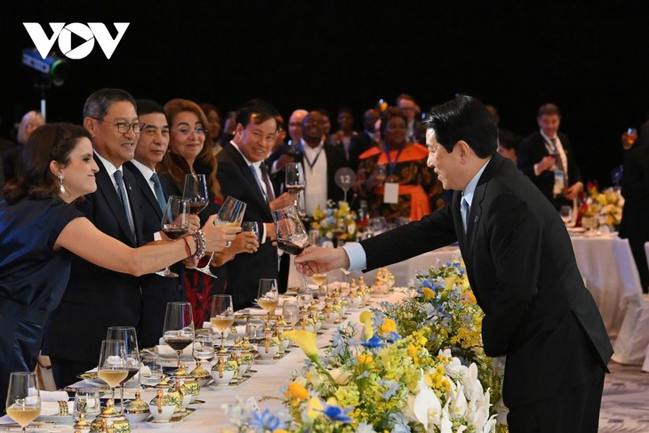 Ofrecen agasajo en honor a las delegaciones participantes en la ceremonia de firma de la Convención de Hanói - ảnh 1