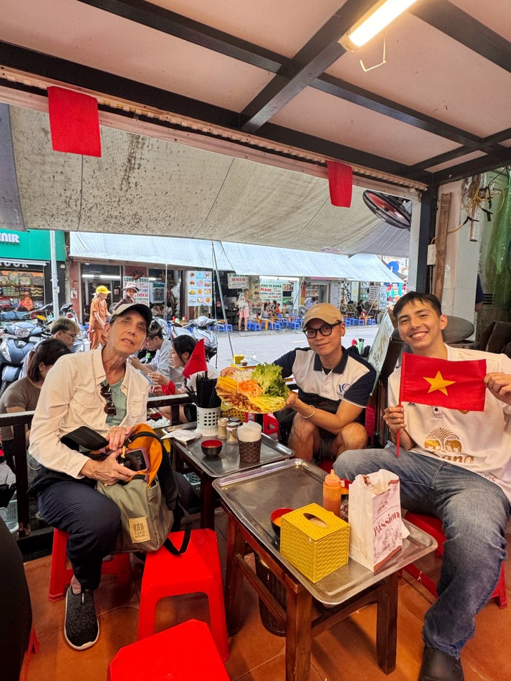 Excursión gastronómica de comida callejera: Una oferta turística en auge de Hanói  - ảnh 2