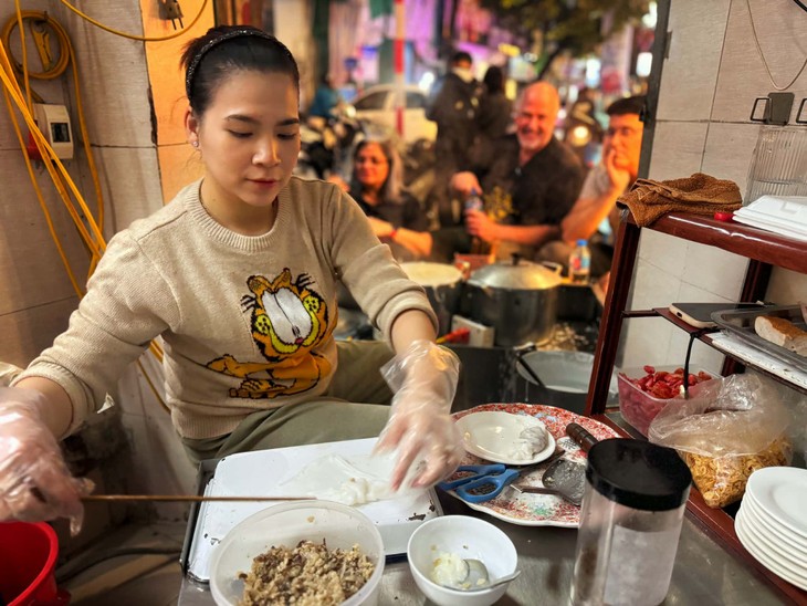 Excursión gastronómica de comida callejera: Una oferta turística en auge de Hanói  - ảnh 3