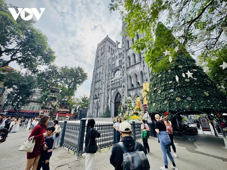 Reportan impulso turístico en Hanói, con aumento súbito de visitantes e ingresos en vacaciones de Año Nuevo - ảnh 2