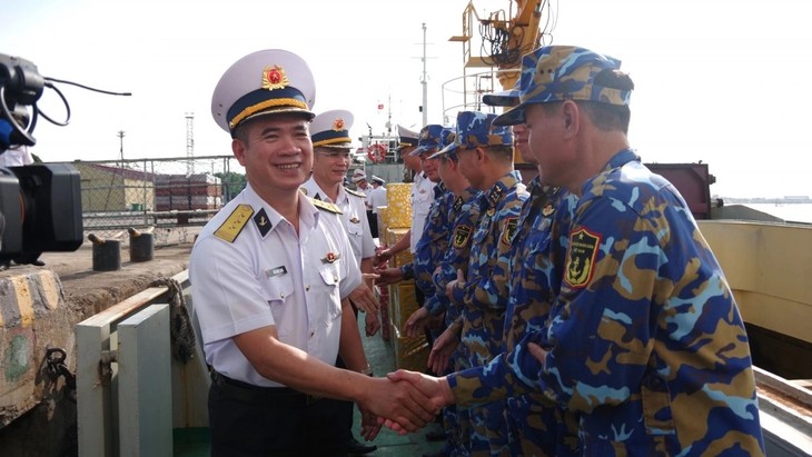 Llevan suministros y presentes del Tet a militares y pobladores en la Zona Especial de Truong Sa - ảnh 1