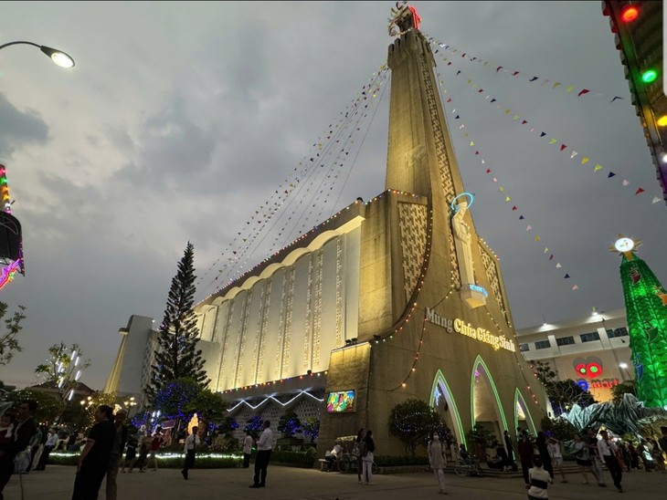 La Catedral de la Reina de la Paz se erige como emblema religioso y cultural de Long Xuyen - ảnh 1