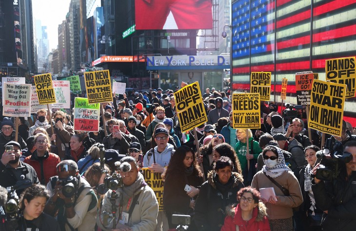 Estadounidenses protestan contra los ataques a gran escala contra Irán - ảnh 1
