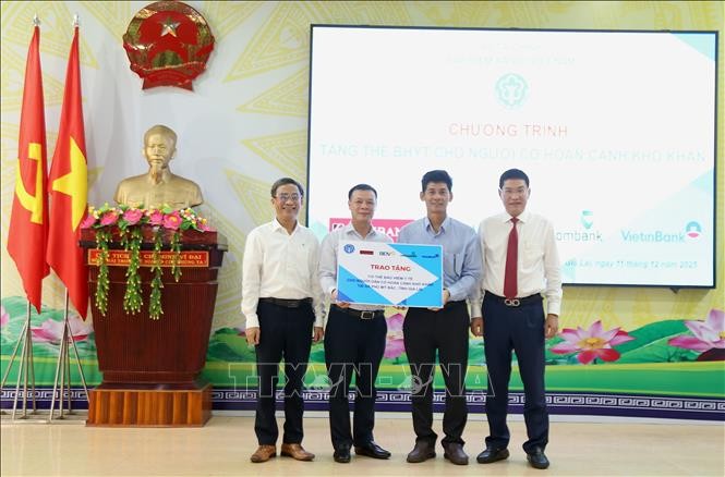 ជូនប័ណ្ណធានារ៉ាប់រងសុខភាពដល់ប្រជាជនមានស្ថានភាពលំបាកដែលរងផលប៉ះពាល់ដោយទឹកជំនន់ - ảnh 1