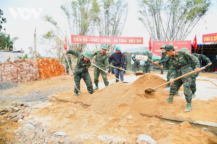 កងទ័ពប្រជាជនដើរយ៉ាងរឹងមាំក្រោមទង់ដ៏រុងរឿងរបស់បក្ស - ảnh 4