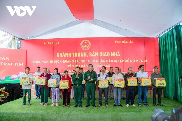 យោធភូមិភាគទី ៥ ប្រគល់ផ្ទះជិត ១០០ ខ្នង ក្នុង “យុទ្ធនាការក្វាងទ្រុង” នៅខេត្តដាក់ឡាក់ - ảnh 3