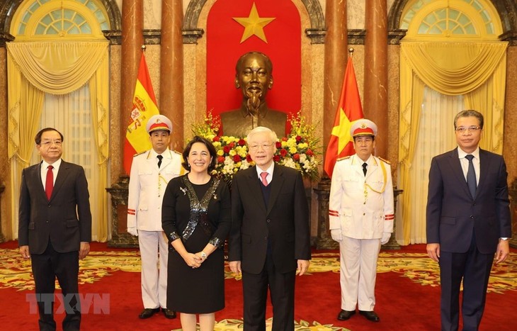 De nouveaux ambassadeurs étrangers reçus par Nguyên Phu Trong - ảnh 1