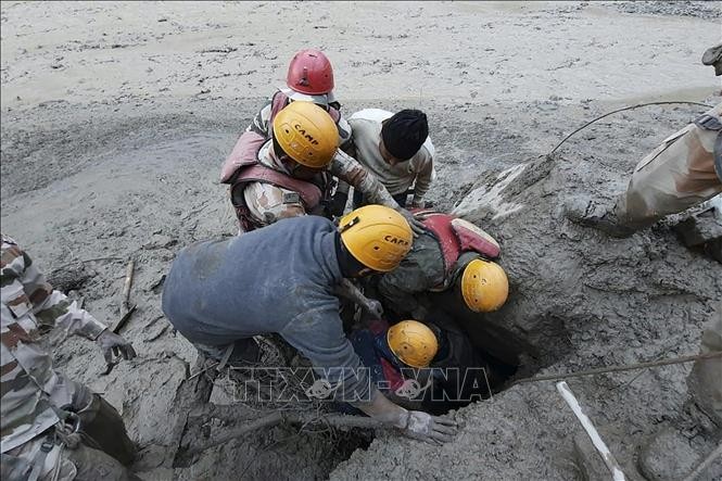 Rupture d’un glacier dans l’Himalaya, au moins 14 morts et plus de 170 disparus - ảnh 1