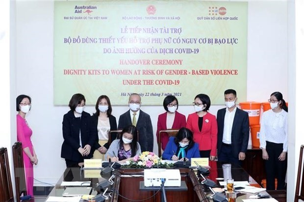 Covid-19: 2.750 “kits de dignité” offerts à des femmes vietnamiennes - ảnh 1