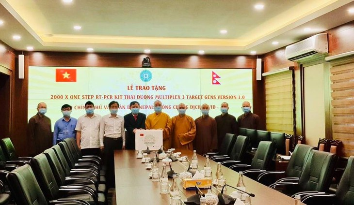 Covid-19 : L’Église bouddhique du Vietnam offre 2.000 kits de tests rapides au Népal - ảnh 1