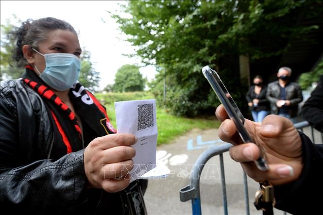 France : Le pass sanitaire entre en vigueur - ảnh 1