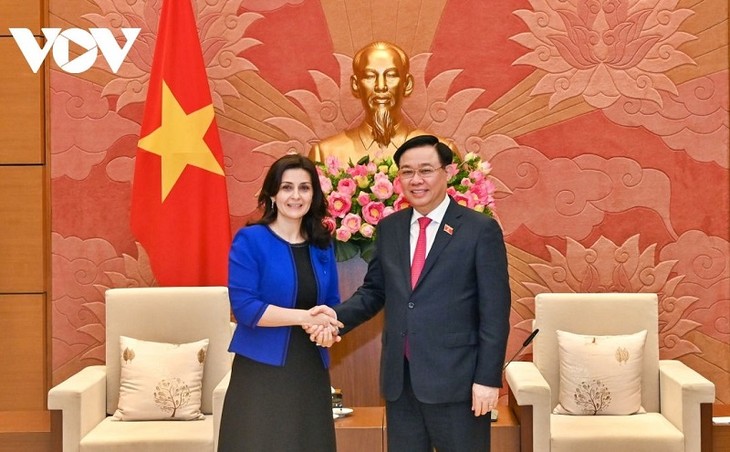 Vuong Dinh Huê reçoit l’ambassadrice de Bulgarie - ảnh 1