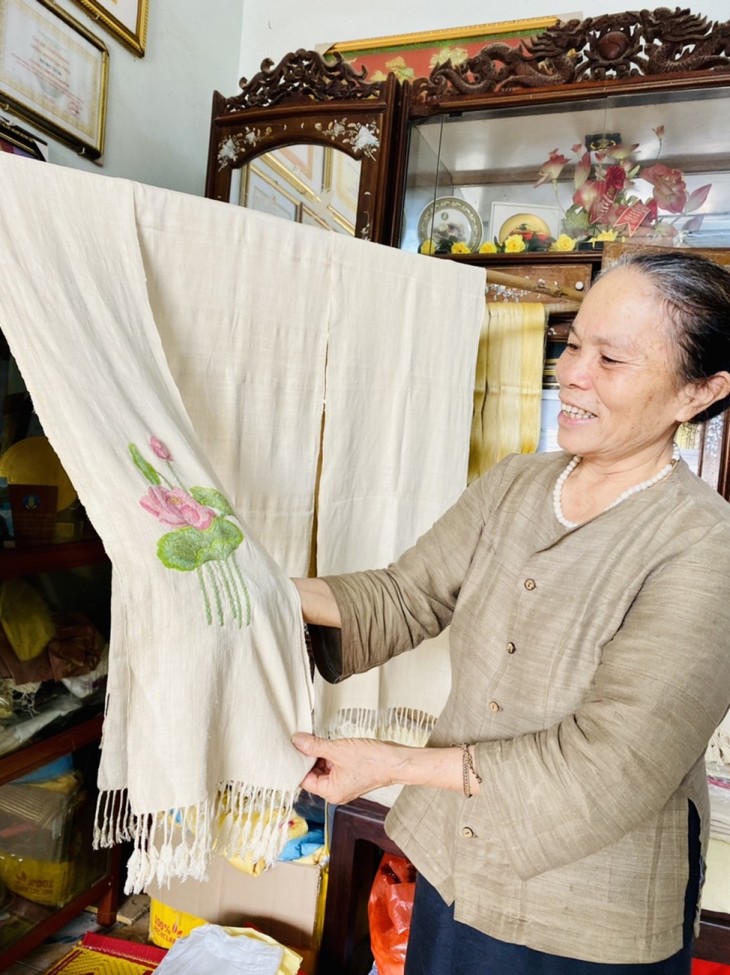 Phan Thi Thuân, la gardienne de la soie de Phung Xa - ảnh 1