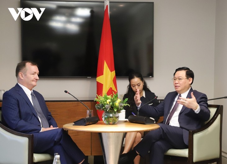 Vuong Dinh Huê rencontre des représentants d'entreprises britanniques implantées au Vietnam - ảnh 1