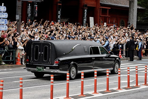 Des milliers de Japonais rendent hommage à Abe Shinzo le jour de ses funérailles - ảnh 1