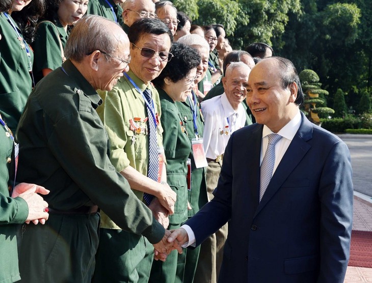 Nguyên Xuân Phuc rencontre d’anciens jeunes volontaires exemplaires - ảnh 1