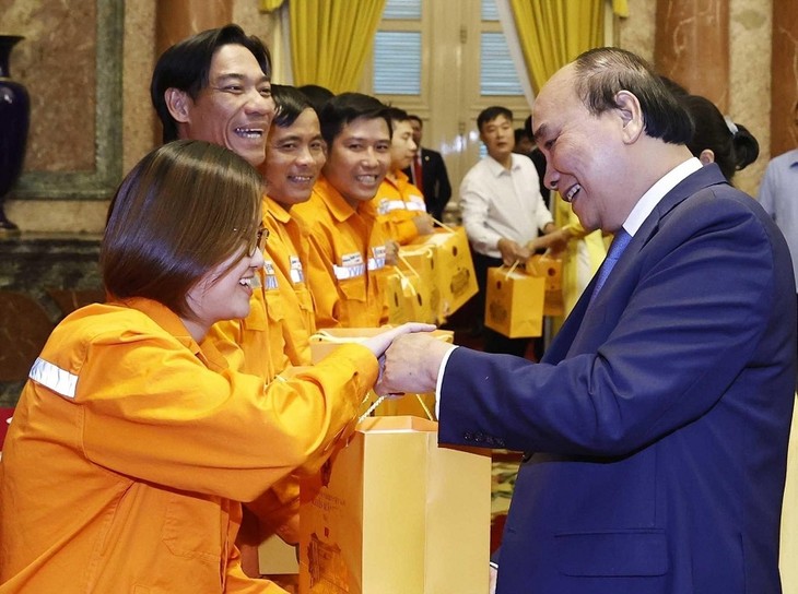 Nguyên Xuân Phuc félicite les lauréats du concours «Meilleurs électriciens de l’EVN» - ảnh 1