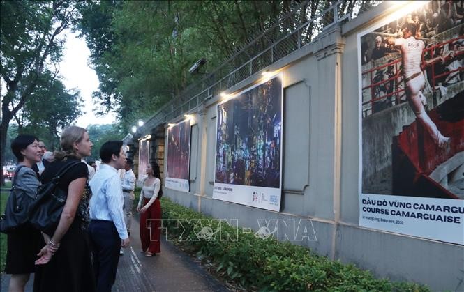 50 ans de relations diplomatiques Vietnam-France: vernissage d’une exposition de photos à Hô Chi Minh-ville - ảnh 1